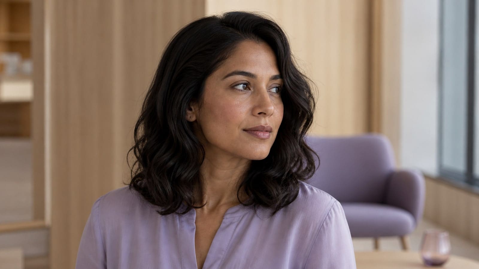 Diamond-like face with an off-center part, quiet roots, and dark wavy collarbone lob expanding through the lower half